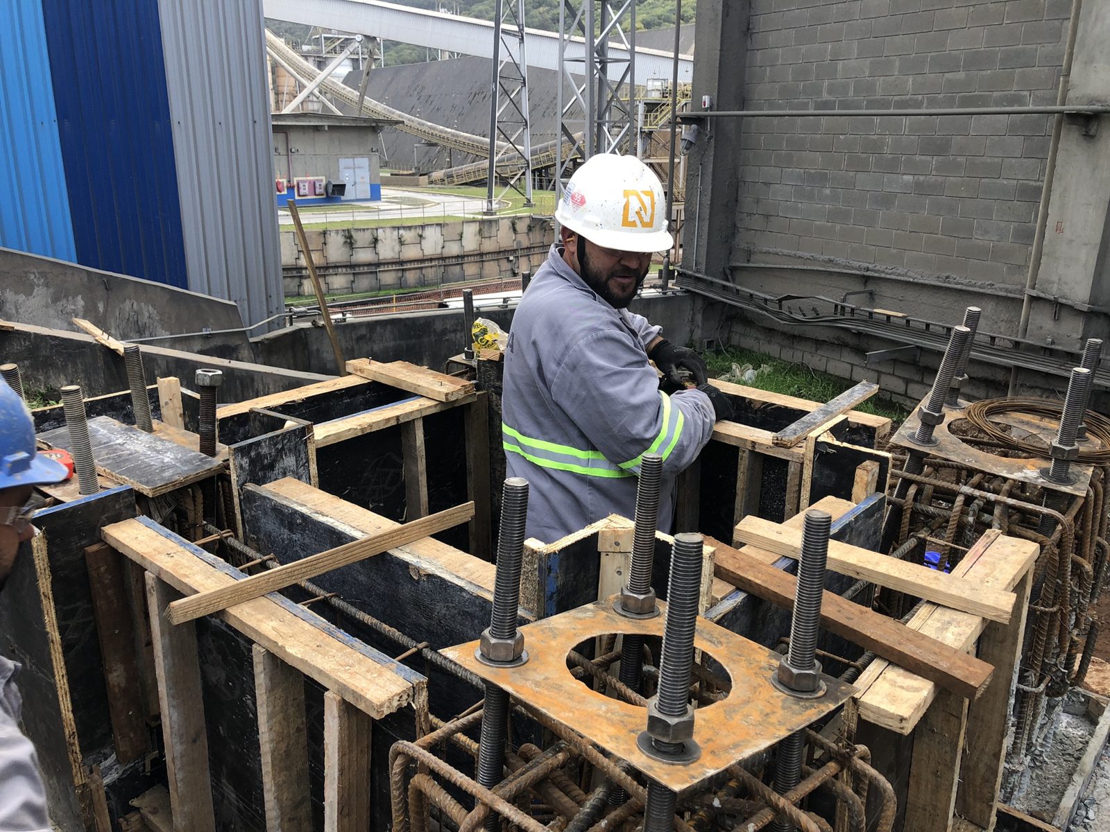Votorantim Cimentos — Bases para dutos de gases quentes